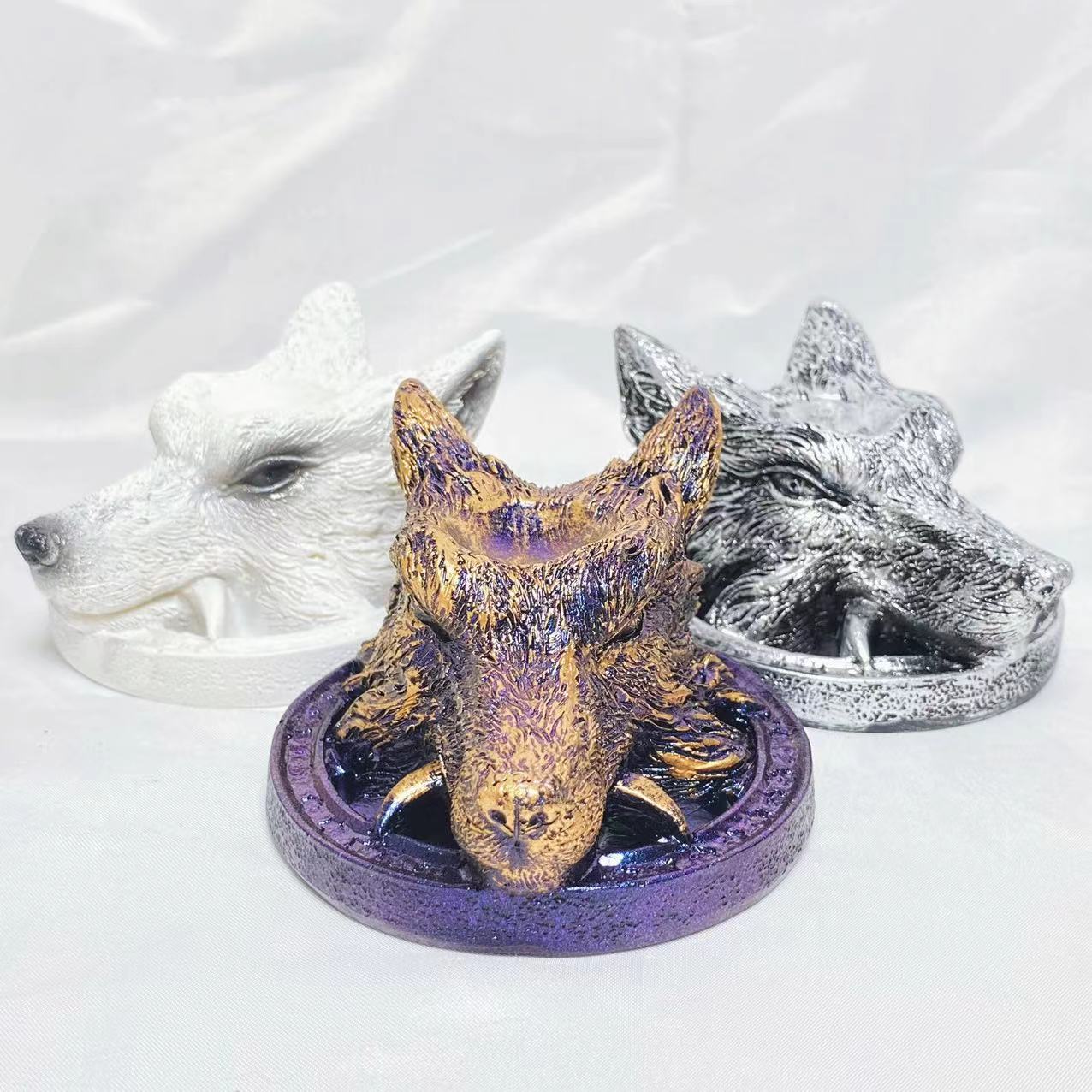 Resin wolf head sphere stand