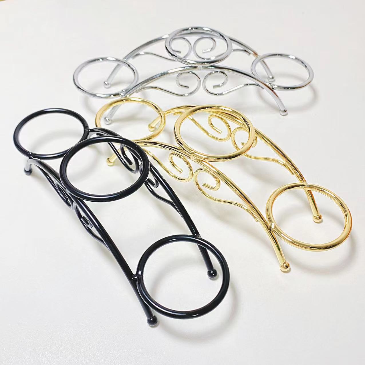 Metal arch bridge three spheres stand