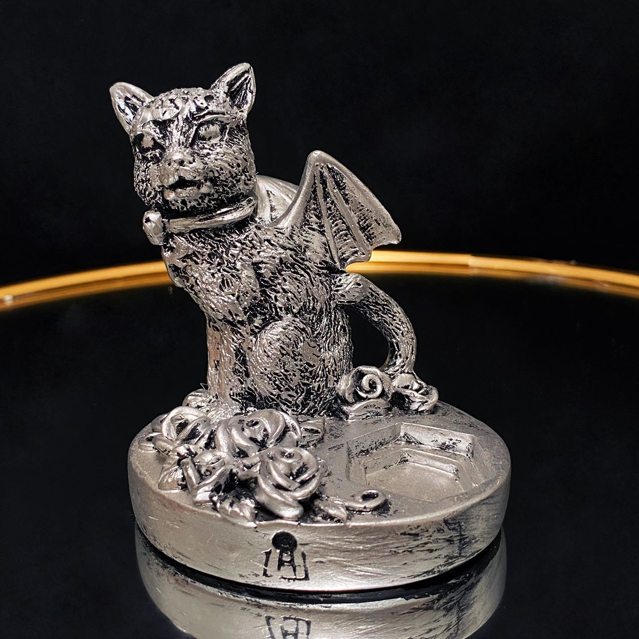 Resin ghost cat sphere stand