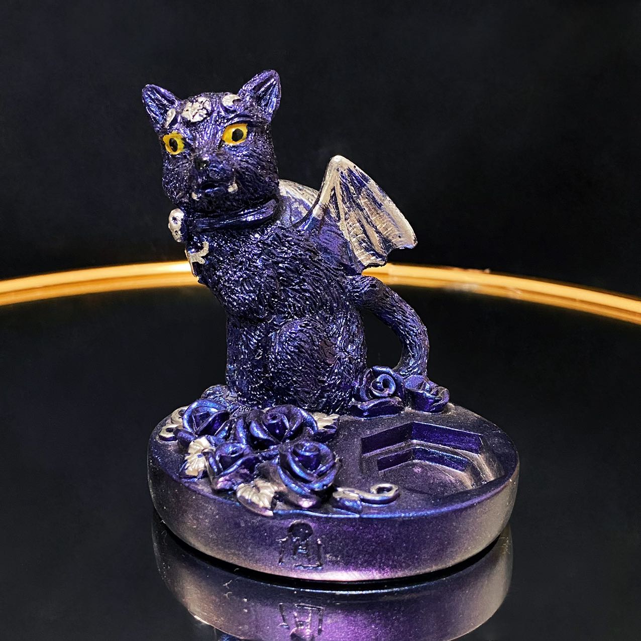 Resin ghost cat sphere stand