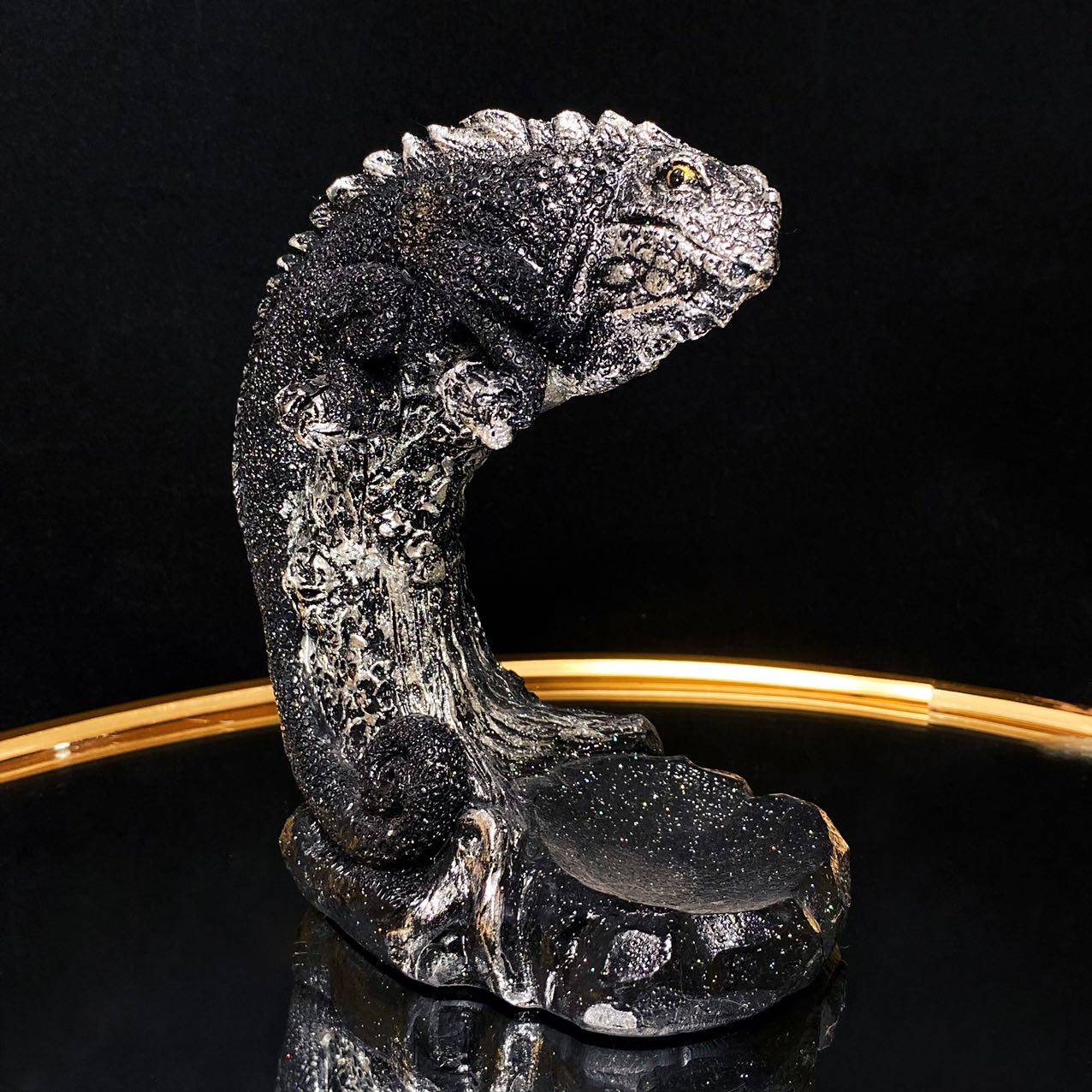 Resin chameleon sphere stand