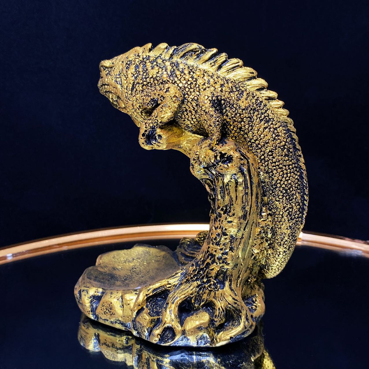 Resin chameleon sphere stand