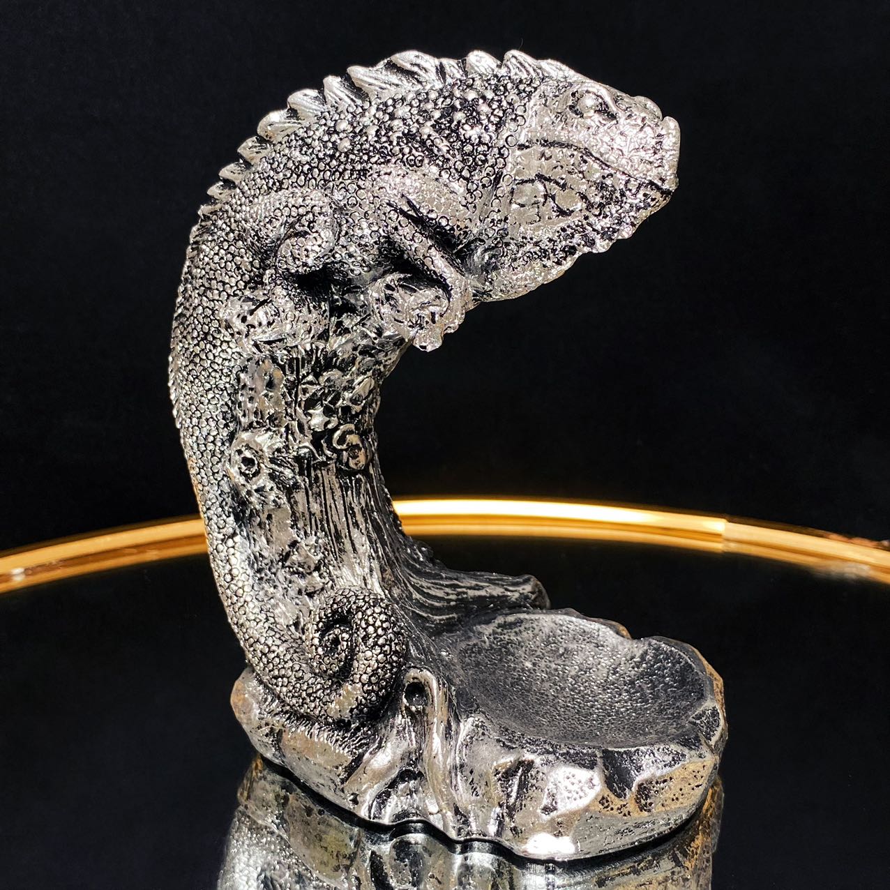 Resin chameleon sphere stand
