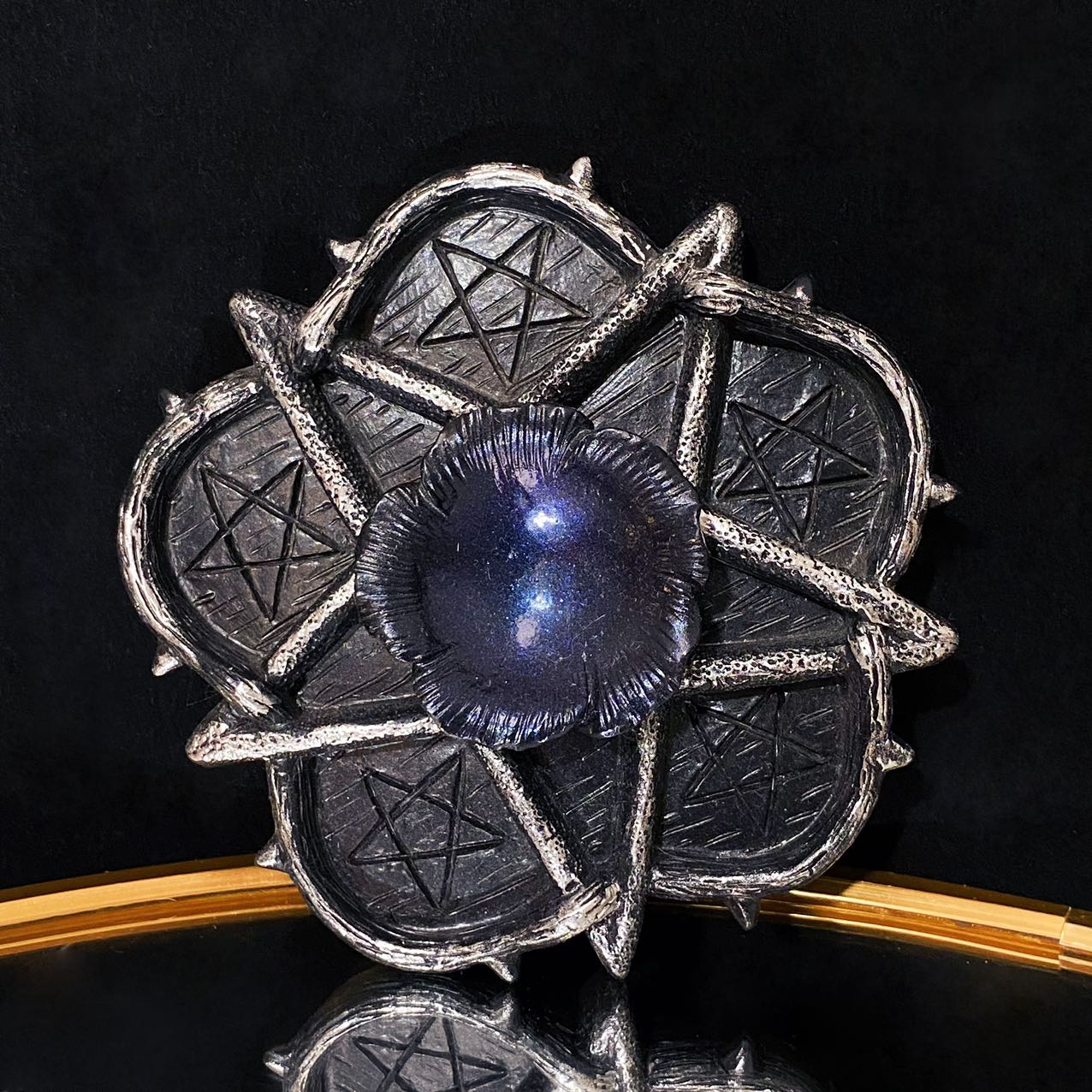 Resin star flower sphere stand