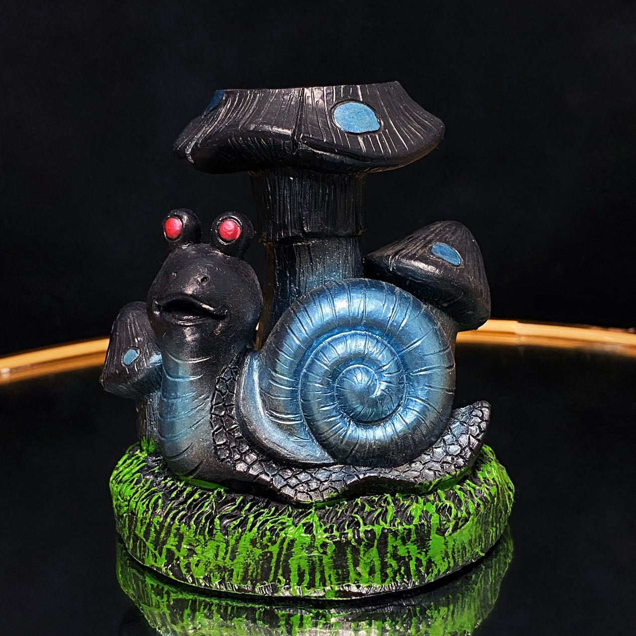 Resin snail mushroom sphere stand
