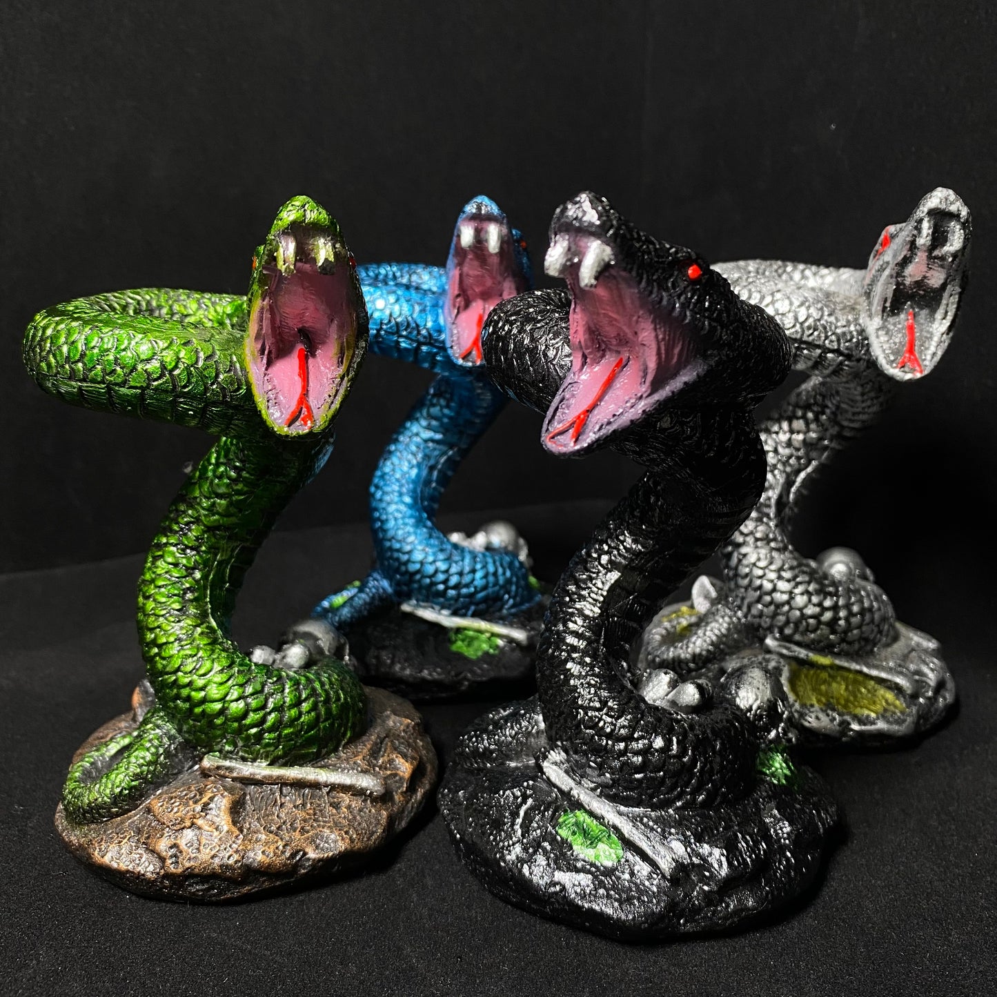 Resin snake sphere stand