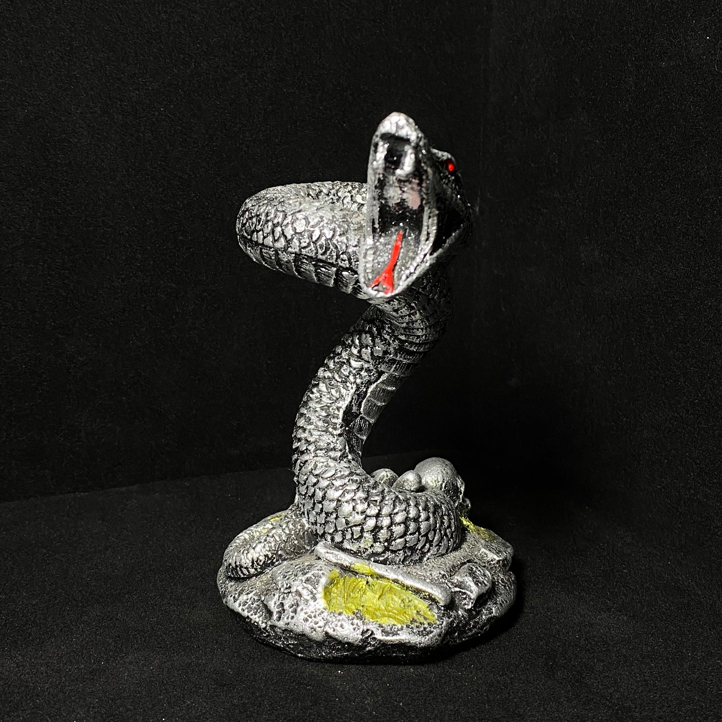 Resin snake sphere stand