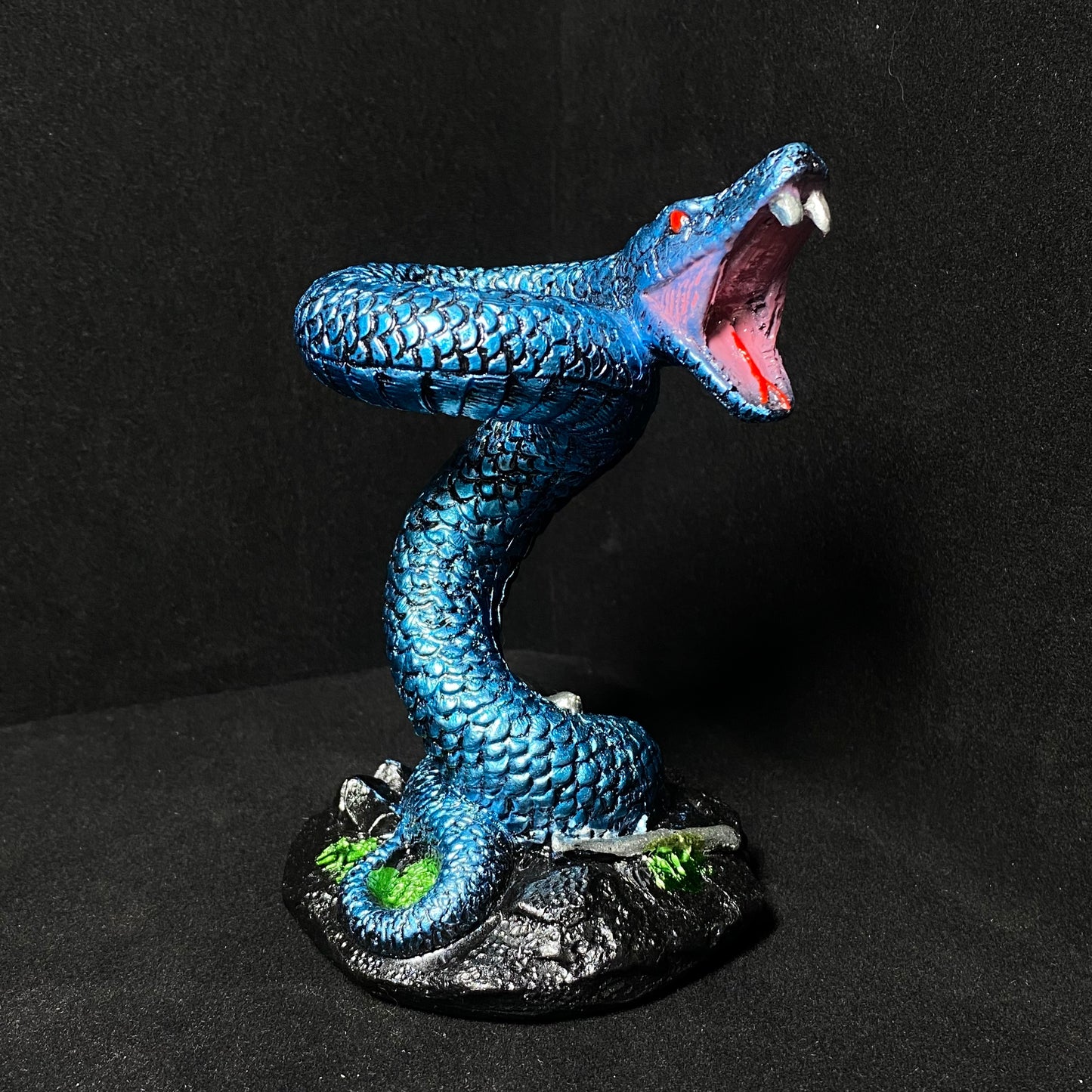 Resin snake sphere stand