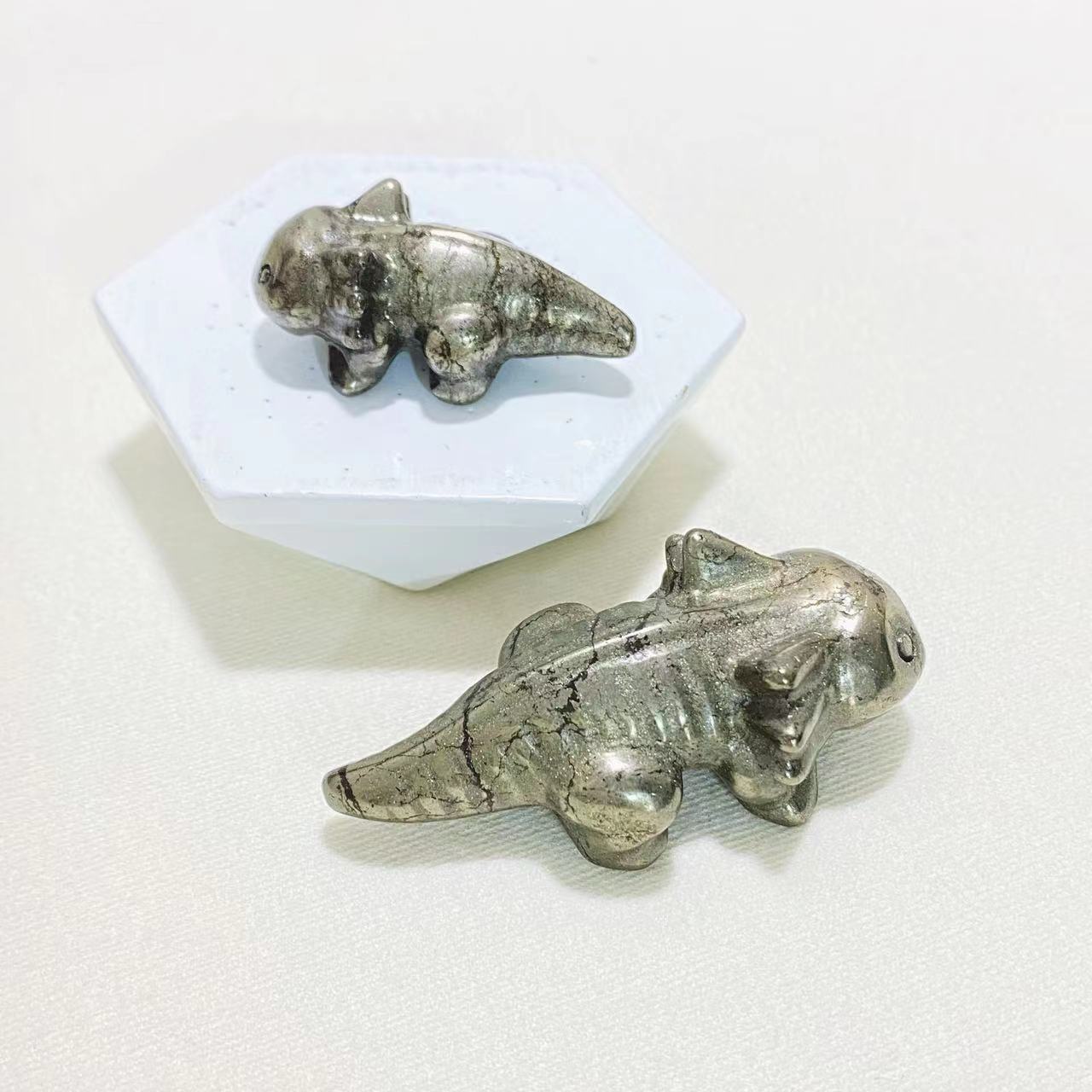 Crystal axolotl carvings