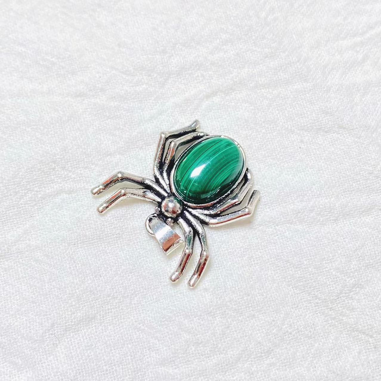 Different materials spider pendants