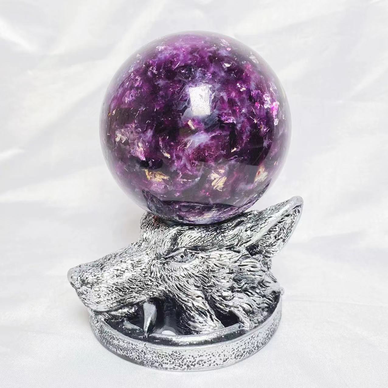 Resin wolf head sphere stand