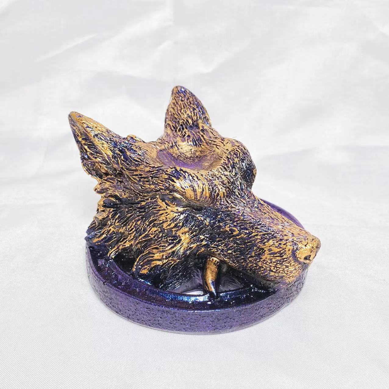 Resin wolf head sphere stand