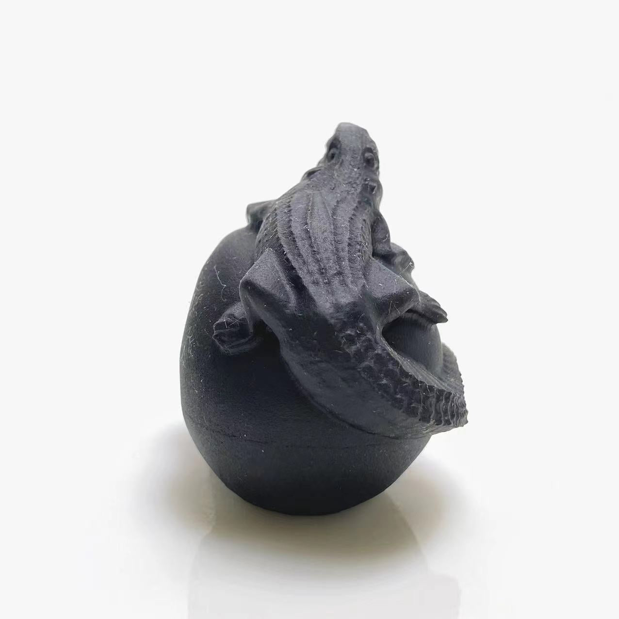 Black obsidian lizard on skull carving