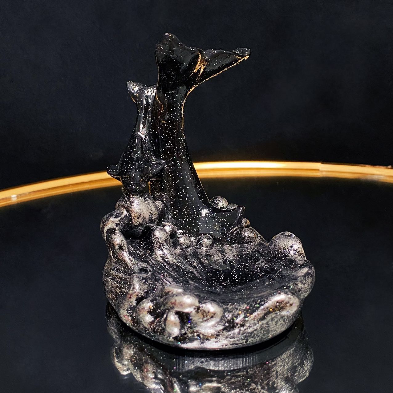 Resin double dolphins sphere stand