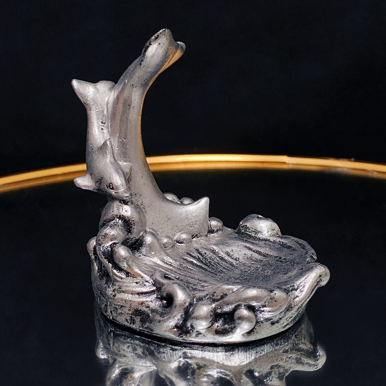 Resin double dolphins sphere stand