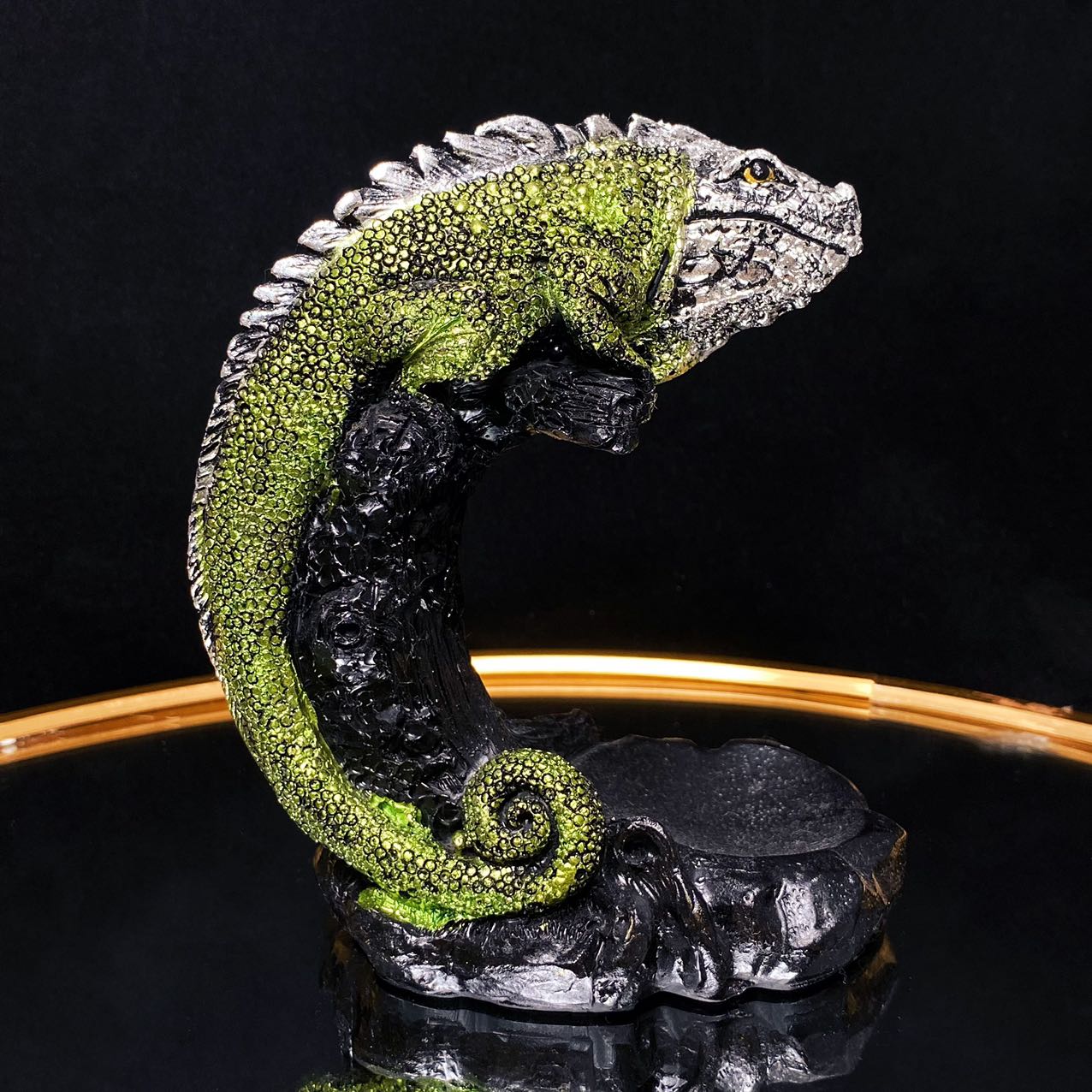 Resin chameleon sphere stand