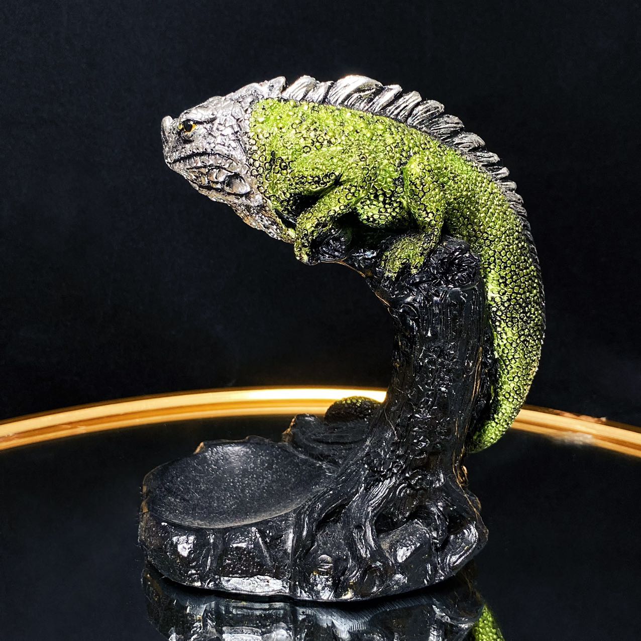 Resin chameleon sphere stand