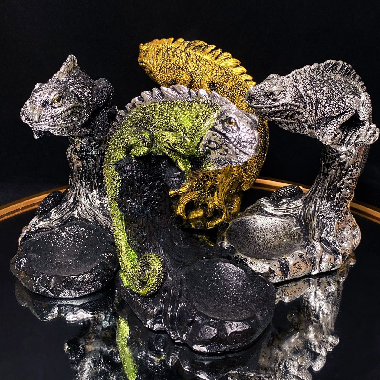 Resin chameleon sphere stand