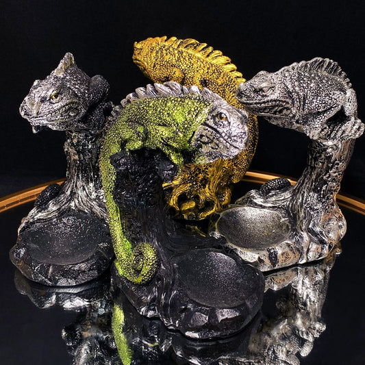 Resin chameleon sphere stand