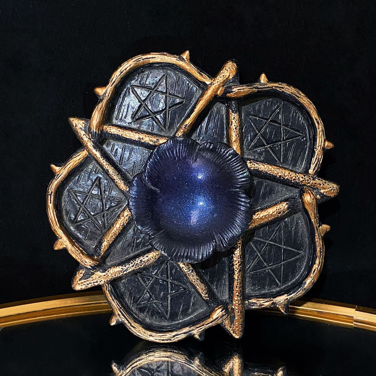 Resin star flower sphere stand