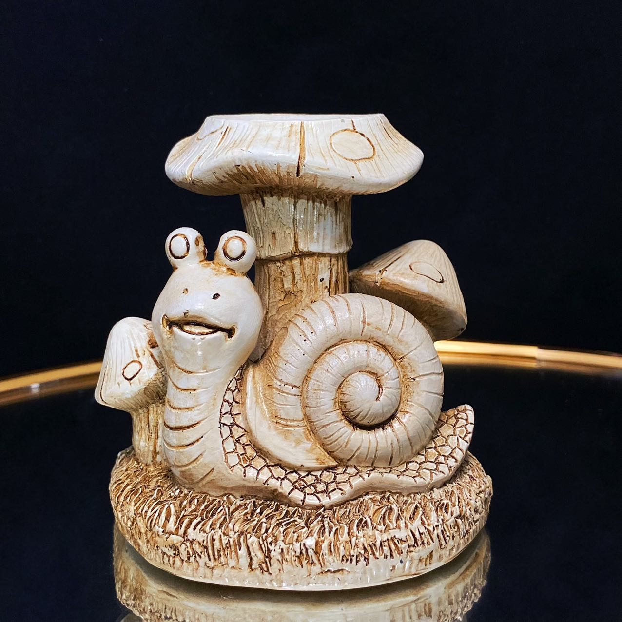 Resin snail mushroom sphere stand