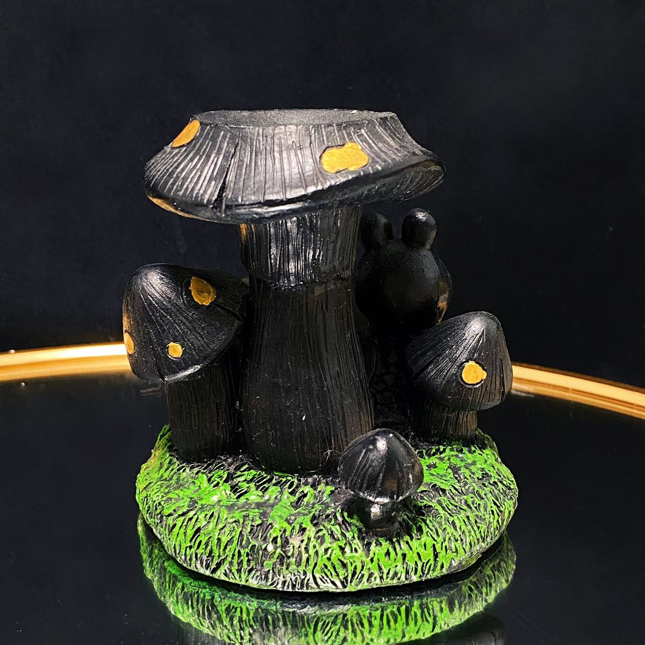 Resin snail mushroom sphere stand